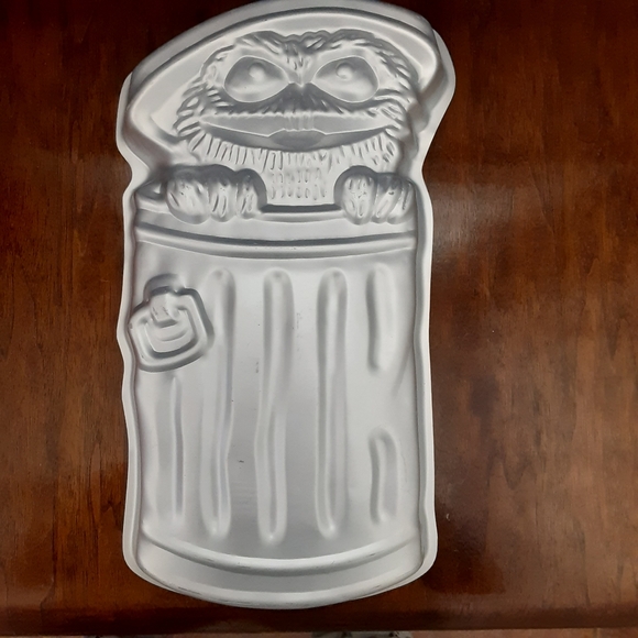 Vintage 1970's Wilton Sesame Street Oscar the Grouch cake pan - Picture 2 of 9
